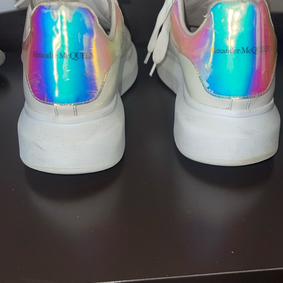 Alexander McQueen oversized sneaker in white/shock pink - Picture 8 of 13